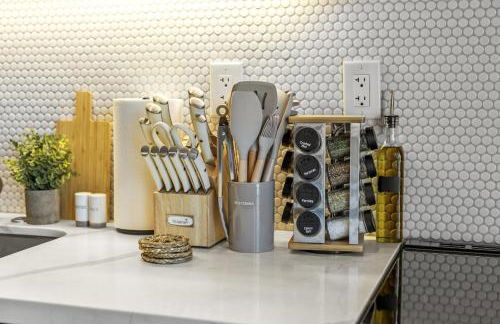 Trendy 1BR w 10ft Ceilings FREE Parking Pet Friendly - Foto 20