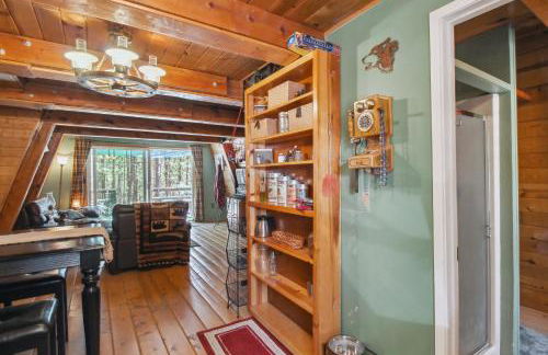 Near Trails Forest Lake Retreat with Backyard Oasis - Foto 7