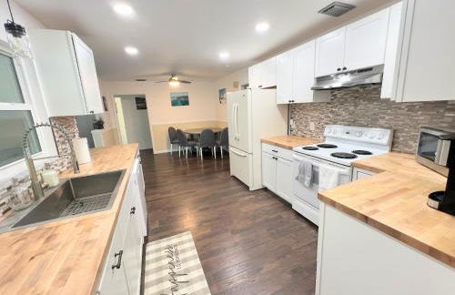 Dream Vacation Home w Heated Pool Close to Beaches Clearwater St Pete Quiet with Big Backyard - Foto 21