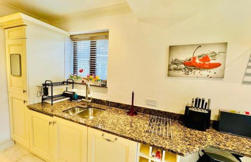 4-Bed Oasis Quiet Culde sac - Foto 13