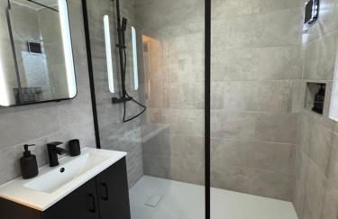 Cherry Blossom Apartment - 3 bed, parking, garden - Photo 19