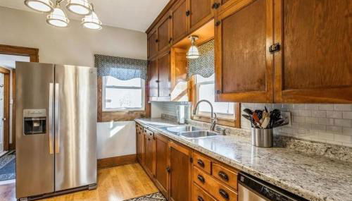 Bright 4BR Bungalow Sleep 12 near Des Moines & i80 - Foto 3