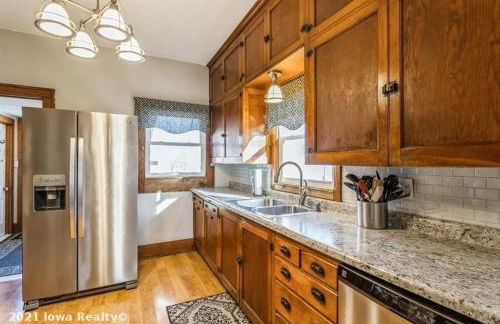 Bright 4BR Bungalow Sleep 12 near Des Moines & i80 - Foto 3