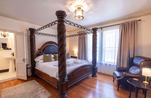 Historic Tudor Home, Heated Pool - Photo 7