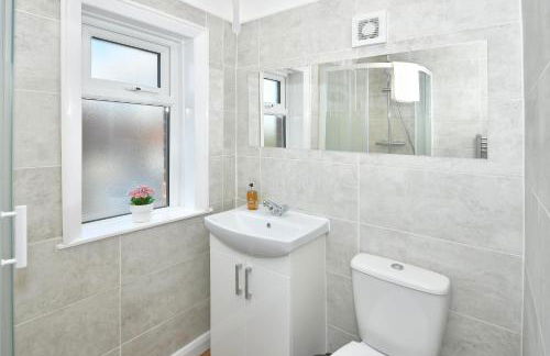 Orion House - sleeps 6, driveway, garden - Photo 29