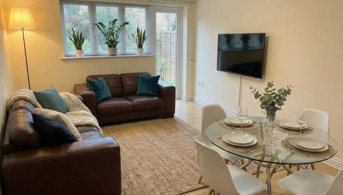 2BR Docks View Free Parking Fast WiFi Terrace Balcony TV BBQ Garden Access - Foto 2