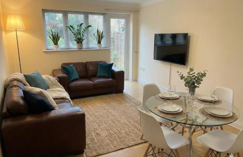 2BR Waterside View Free Parking Fast WiFi Terrace Balcony TV BBQ Garden Access - Foto 2