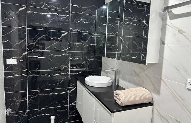 Cheerful 4 Bedroom with free Parking - Foto 1