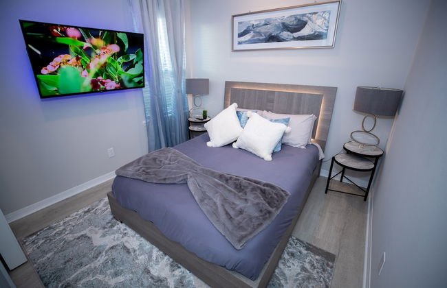 Brand New Modern Pet Friendly Zen Home W/ Private Home Theater & Hot Tub! 2 Bedroom Home by RedAwning - Photo 8