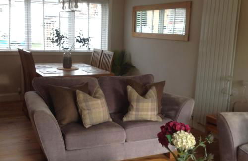 Lovely Riverside Holiday Home - Foto 13