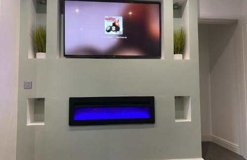 Luxury 3-Bed House-Jaquzzi Bath-Private Parking- suitable for contractors - Foto 11