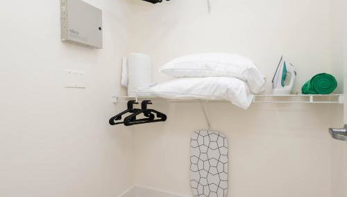 Executive Suites Burbank - Foto 4, towels, wardrobe