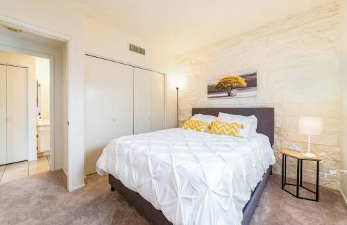 Bright Eastside 2BD 2BA Retreat w Pool and Parking - Foto 15