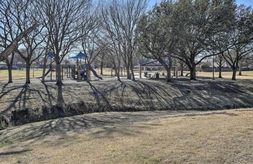 Stunning Plano Home with Private Pool and Hot Tub - Foto 32