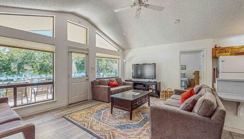 Spacious Lakefront Home with Water Views, WiFi & Private Washer/Dryer - Photo 5