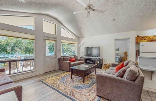 Spacious Lakefront Home with Water Views, WiFi & Private Washer/Dryer - Foto 5