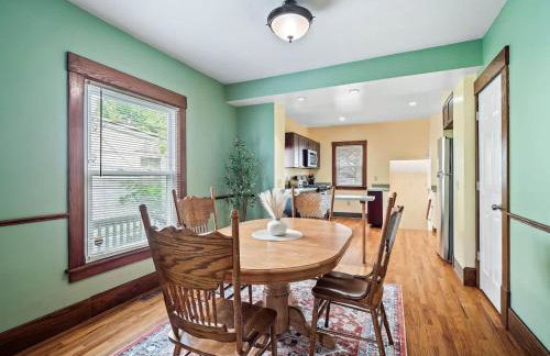 Entire Duplex w Historic District and Sleeps 12 - Foto 2