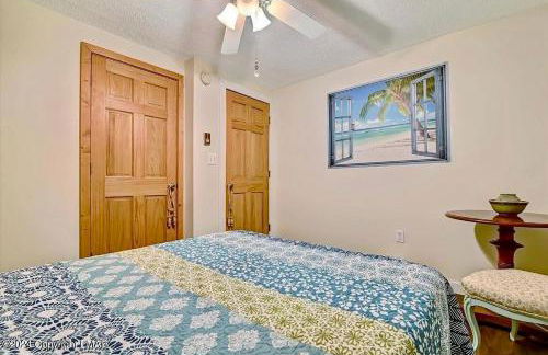 WOW!! Ultimate Pocono Retreat Hot Tub, Game Room, Fire Pit, Near Lakes & Hiking! - Foto 38