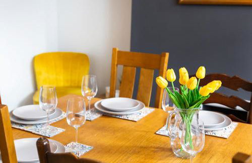 4 Bedrooms Spacious House With 2 Bathrooms Free Parking - sleeps up to 10 guests - Foto 40