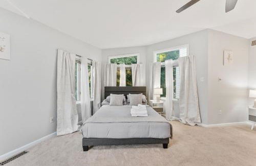 Patio Paradise Stylish 3BR Home with Gaming Room - Photo 21