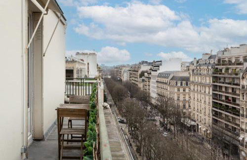 Montaigne - Sunlit Corner Penthouse with Balcony - Photo 29