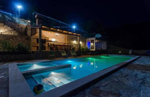 Breathtaking Scenic Villa with Pool - Photo 14