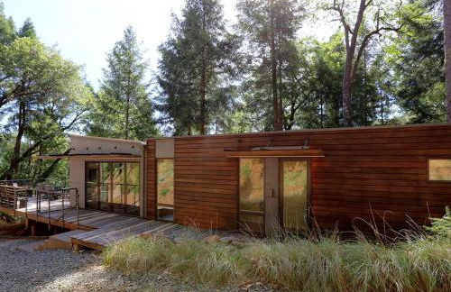 Stunning and Secluded Lakeside Getaway in the Grass Valley of California - Foto 23