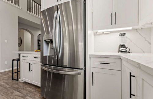 Gorgeous 6BR 3 5 Bth Home with Pool and Game Room - Photo 17