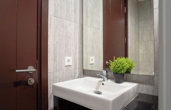 Spacious And Homey Studio At Cleon Park Apartment - Foto 14