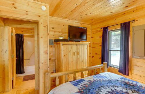 Deadwood Wolf Cabin with Fire Pit and Grill - Foto 11