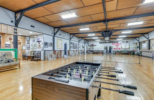 Massive Hatfield Loon Lodge with Roller Rink - Foto 34