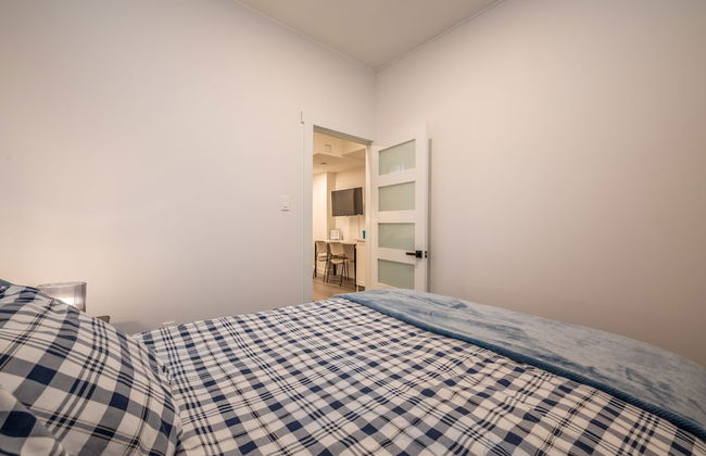 Spacious Newly Renovated 1 Bedroom Suite - Photo 4