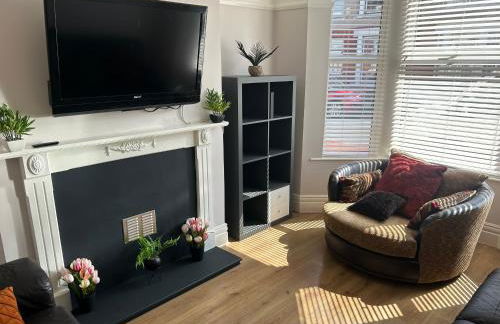 Entire Seaside Home 6 Private BedRooms Sleeps 10,4 Minute Walk To Station - Foto 14