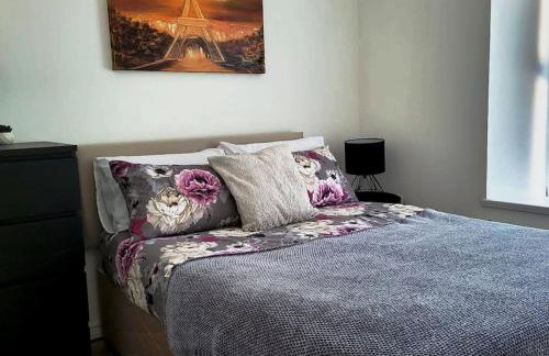 Centrally located 2 bedroom house with garden - Photo 7