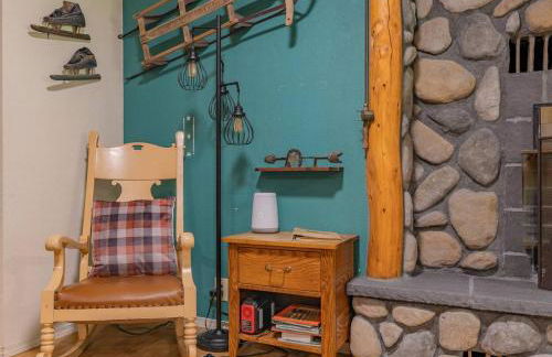 Creekside Cabin with Hot Tub-Fireplace-Pool Table - Foto 23