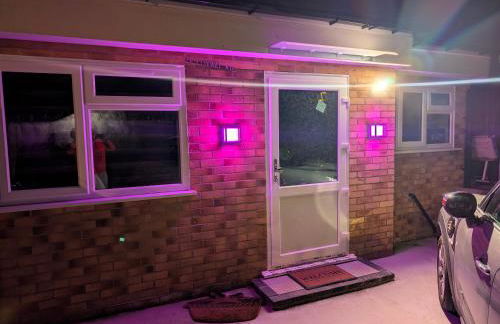 Luxury Santorini Boutique Suite with a Mediterranean Soul - 15m to Heathrow Windsor Ascot Legoland with Free Parking - Foto 2