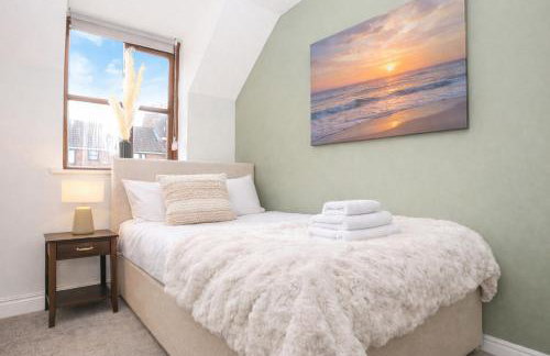 Detached House - Prime Location - Free Parking, Fast Wifi and Smart TVs with Sky TV and Netflix by Yoko Property - Photo 11