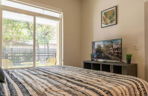 Beautiful RiverWalk Apt with Full Amenities, King Bed & Free Parking - Foto 48