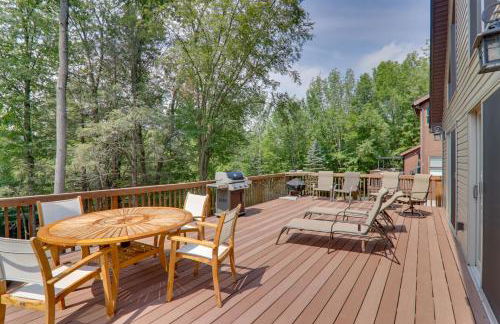 Large Deck and Resort Amenities Lake Ariel Retreat - Foto 31