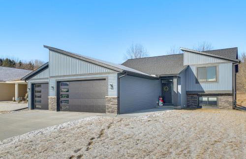 Deck with Forest Views Modern Home in Rochester! - Foto 3