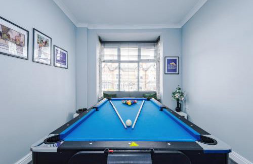Spacious 4 Bed in Birmingham by 53 Degrees Property, Ideal for Business or Families, Games Room! - Foto 1