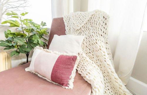 Cozy Riverfront Bungalow with Stunning Views - Foto 31