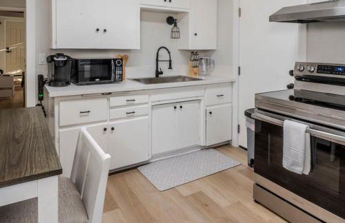 Relaxing Cozy Back House with Backyard - Foto 12