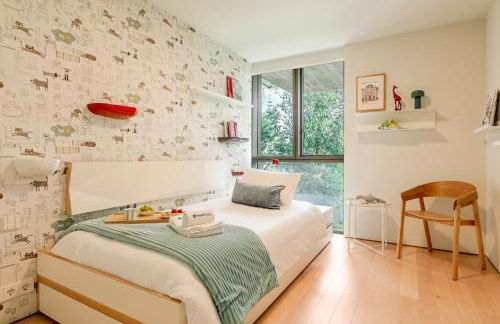 Grand Villa w/ Pool, Garden & Garage by HostWise - Foto 9