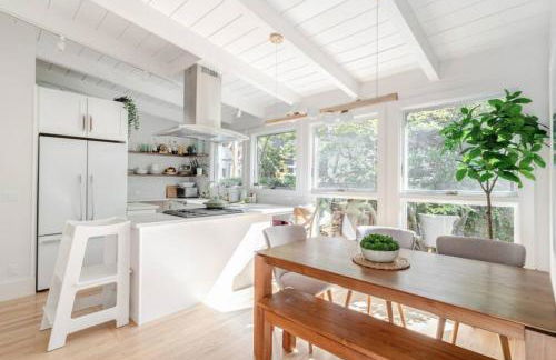 Charming Victorian Oasis with an Elegant and Spacious Haven - Foto 35