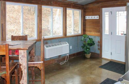 Scenic Yankton Retreat with Fire Pit 1 Mi to Lake! - Foto 30