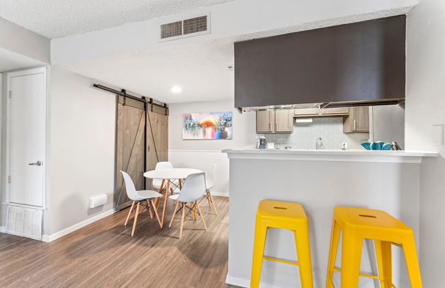 Soco 2BR Corner Suite w Pool King bed Fast Wifi - Photo 16