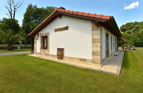 Piscina climatizada y cubierta 365 dias en Casa Rural con Encanto El Puentuco una de las casas mas valoradas de Cantabria - Foto 63