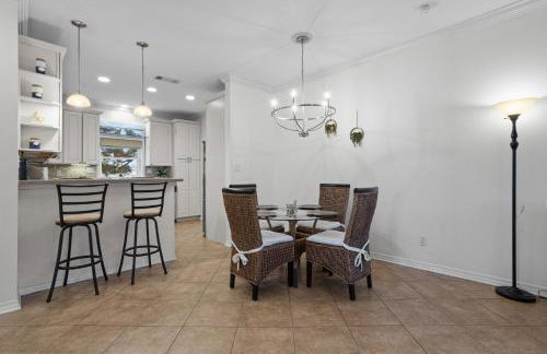 Steps from the Sand and Town Green - 2BR Coastal Retreat - Foto 12