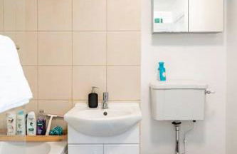 Perfect Family & Friends Home, Free Parking Security Onsite - Photo 15